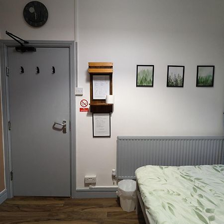 R3 - Cozy Small Double - City & Beach Access, Wifi, Free Parking - Self Catering Swansea Exterior photo