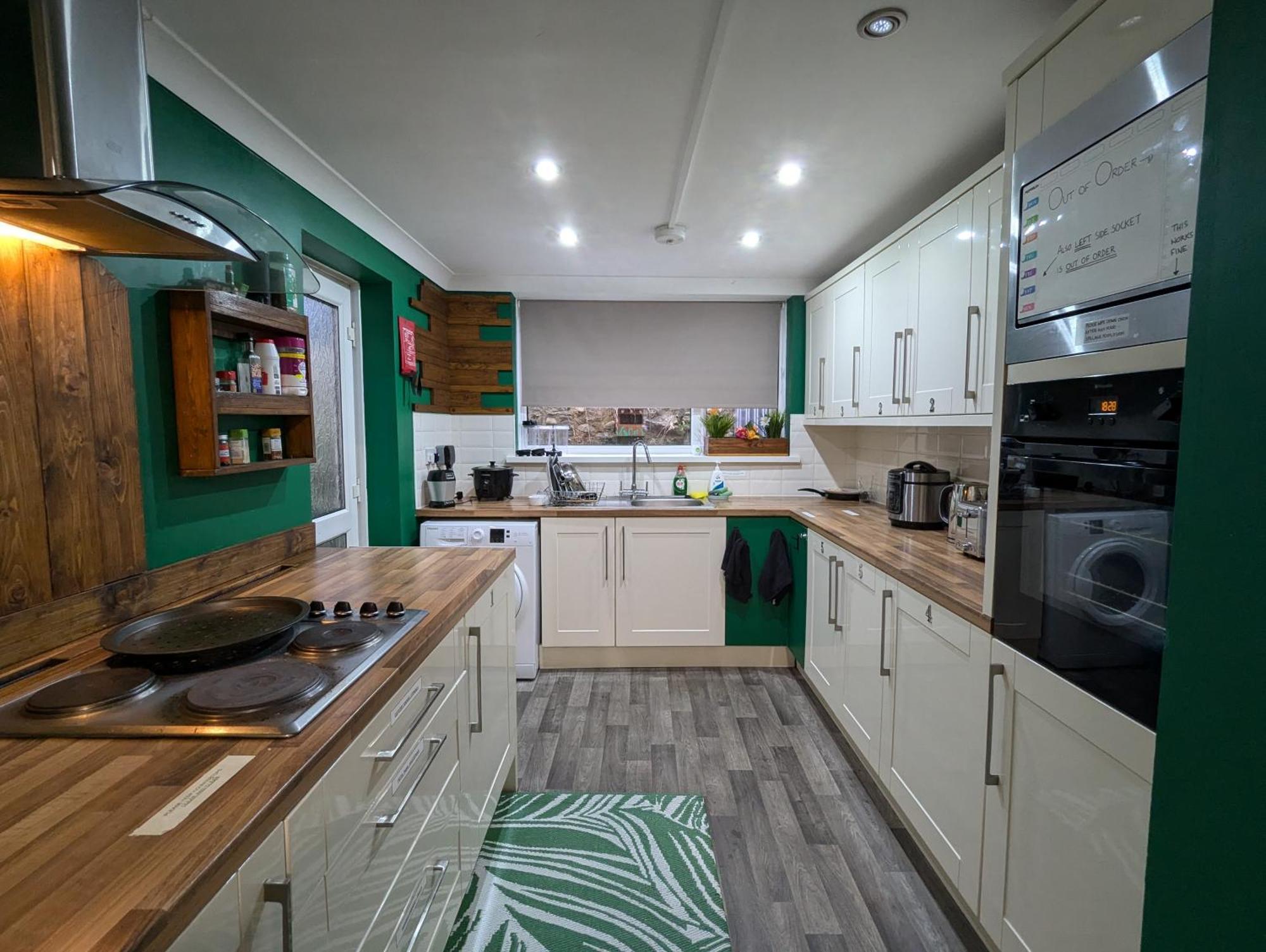 R3 - Cozy Small Double - City & Beach Access, Wifi, Free Parking - Self Catering Swansea Exterior photo