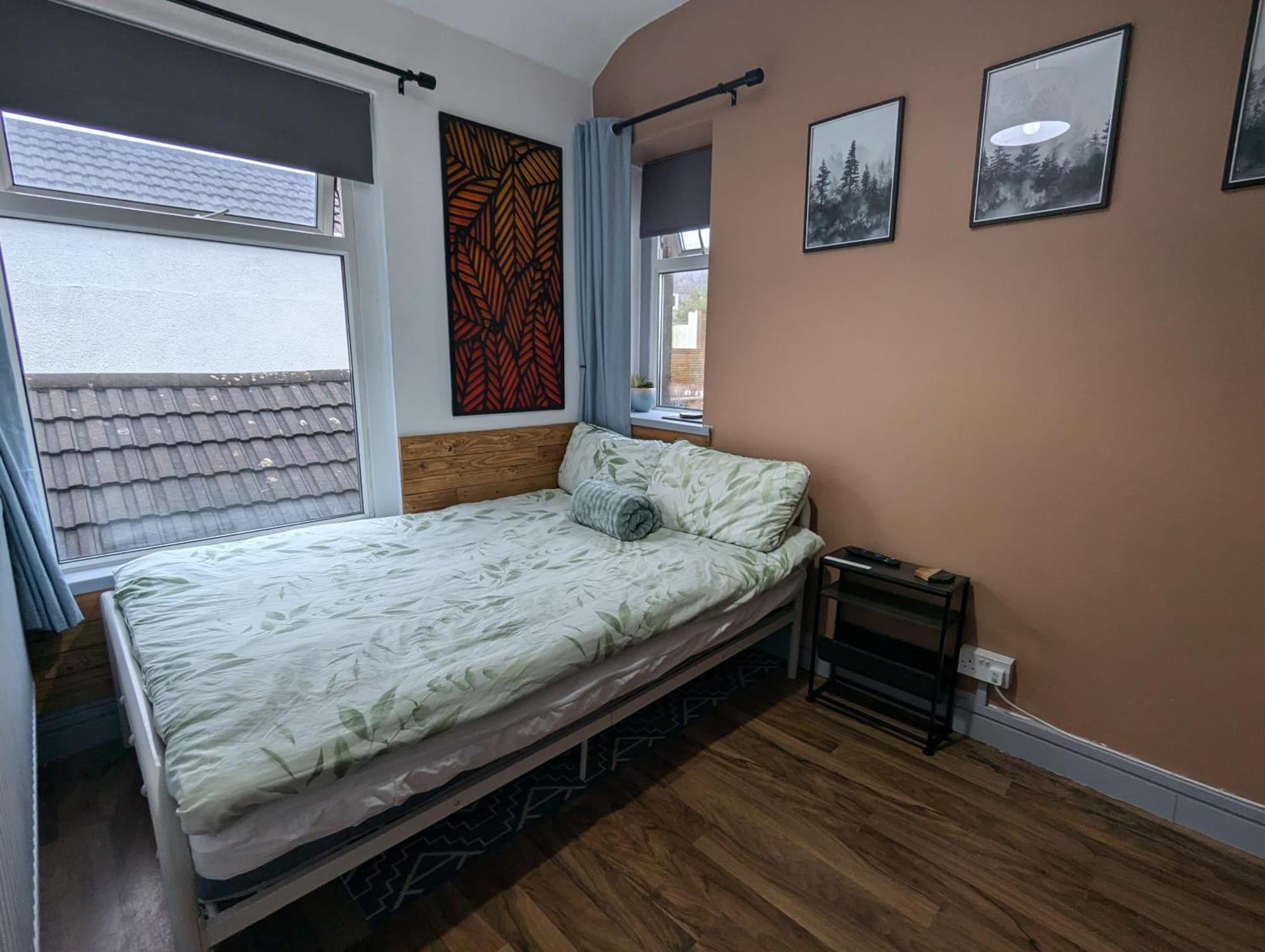 R3 - Cozy Small Double - City & Beach Access, Wifi, Free Parking - Self Catering Swansea Exterior photo