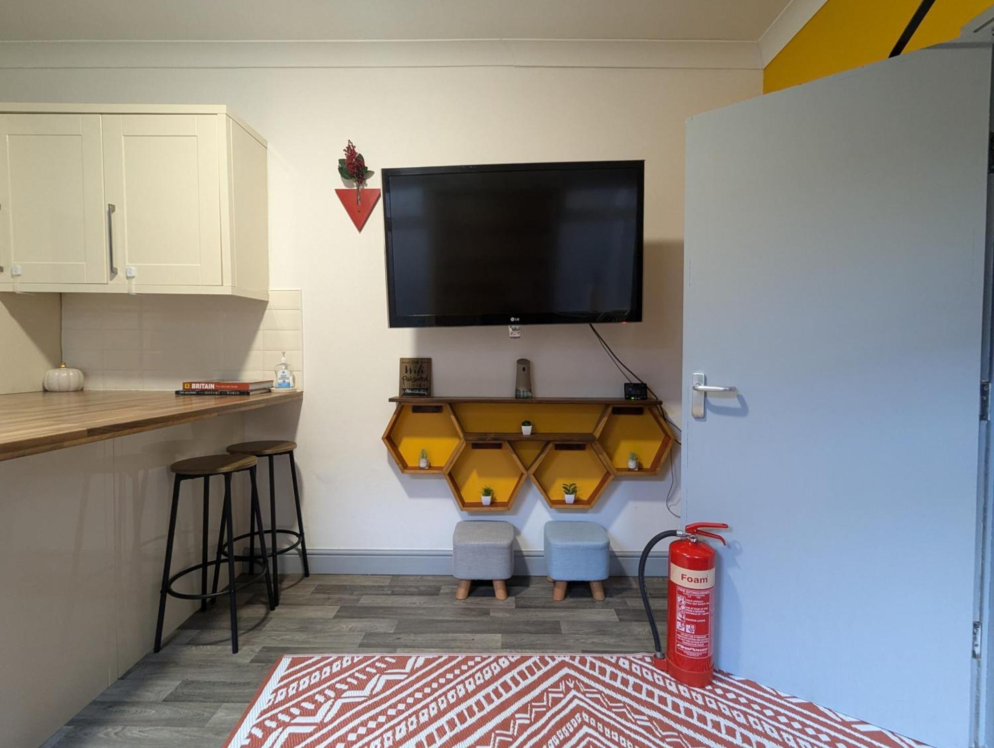 R3 - Cozy Small Double - City & Beach Access, Wifi, Free Parking - Self Catering Swansea Exterior photo